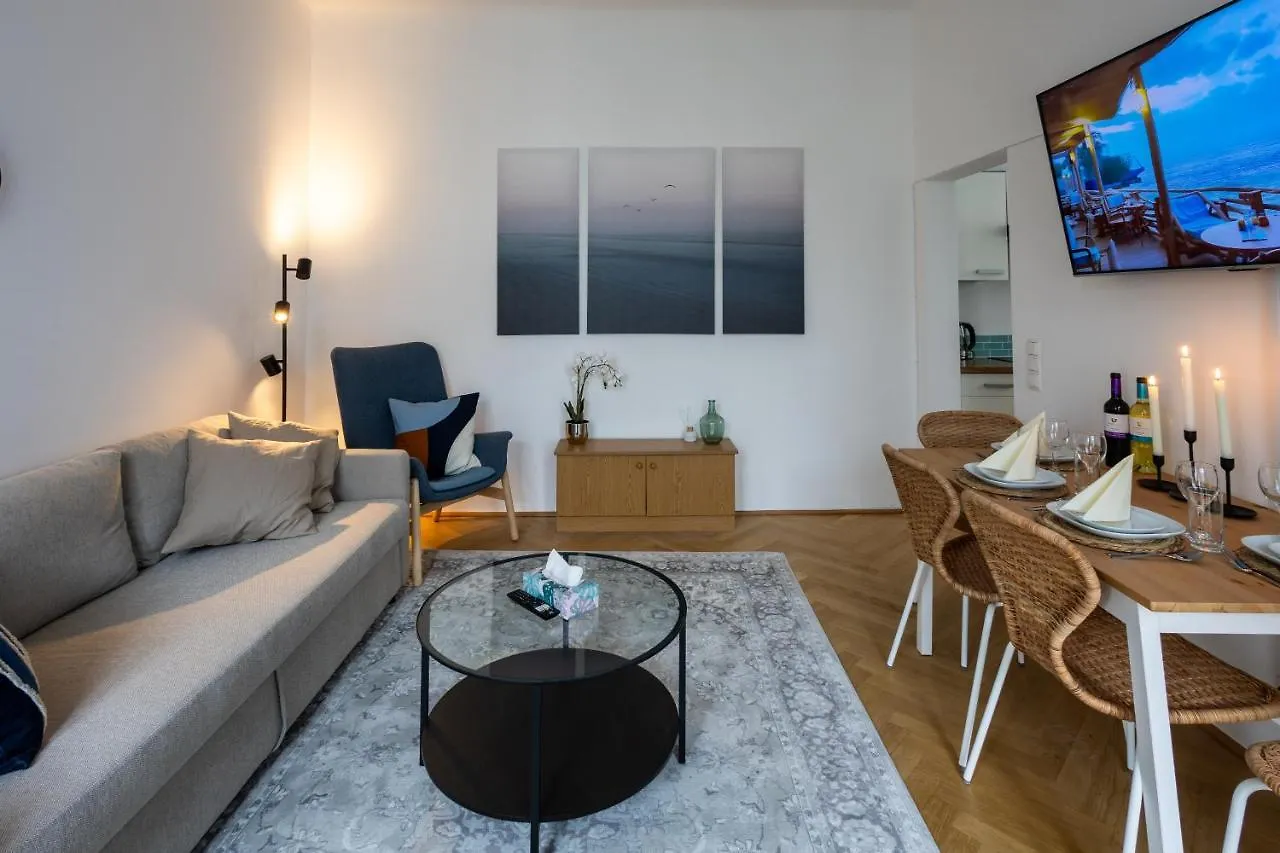 Large Garden-View Balcony Comfort Retreat 1020-Vienna Apartment