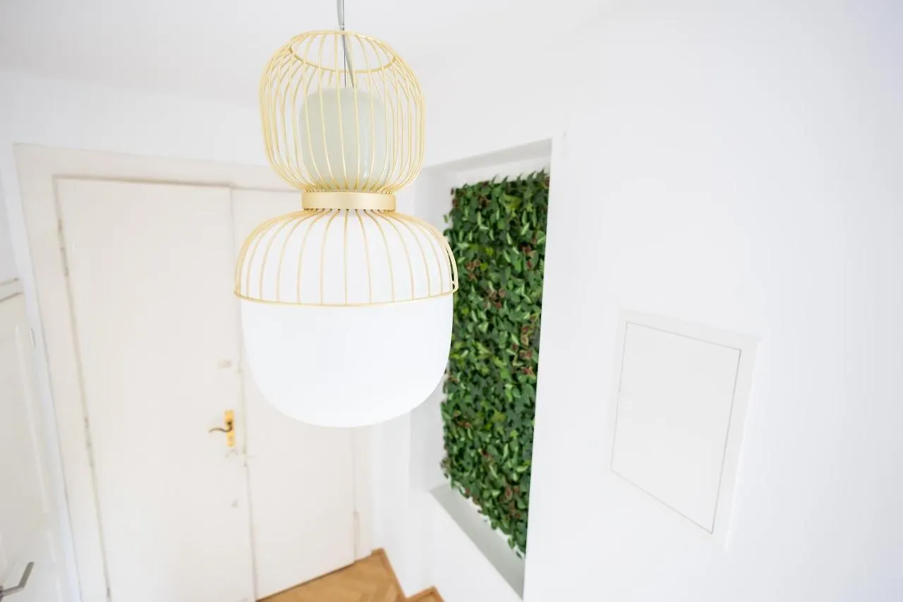 Large Garden-View Balcony Comfort Retreat 1020-Vienna Austria