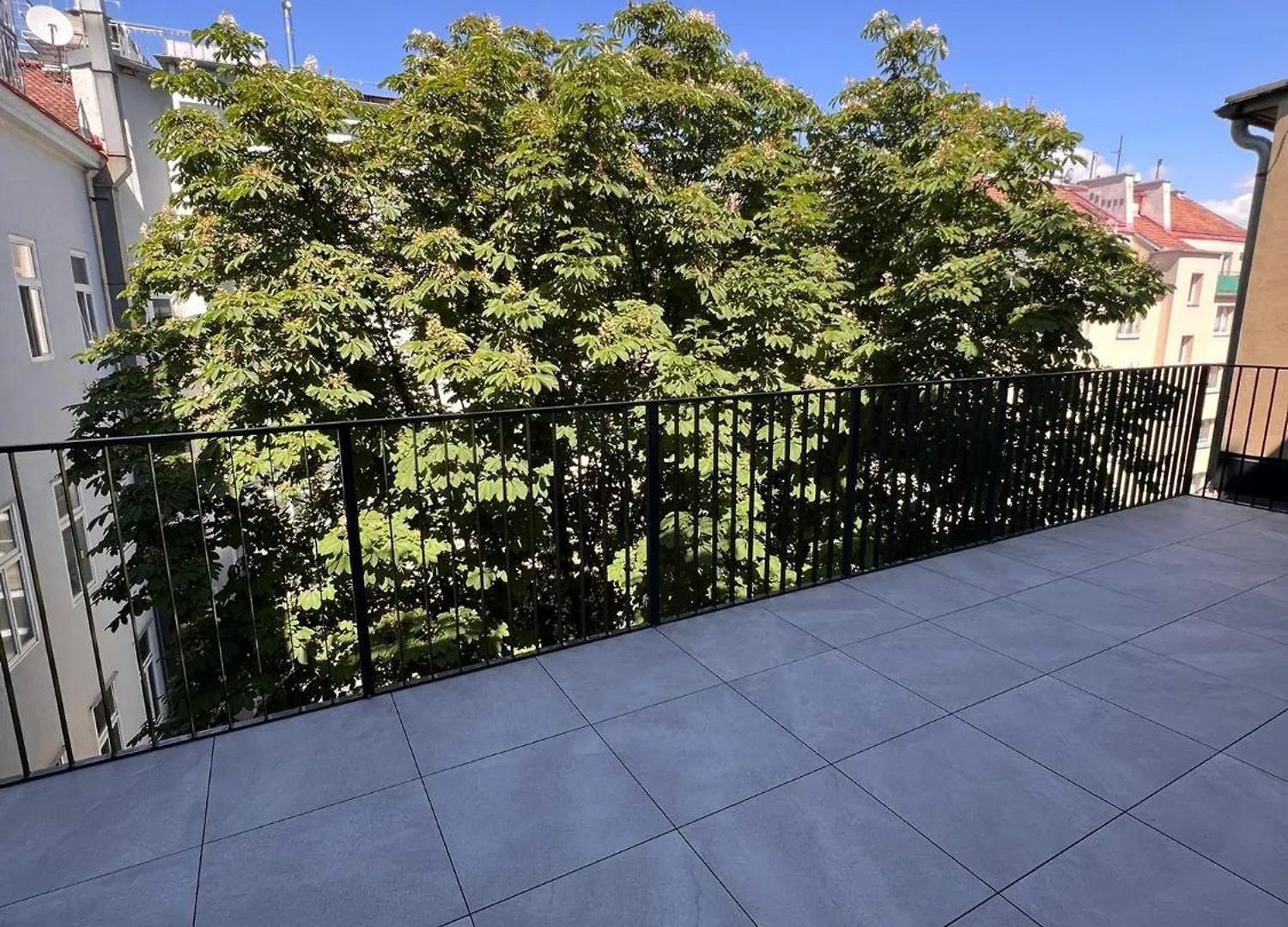 Large Garden-View Balcony Comfort Retreat 1020-Vienna Austria